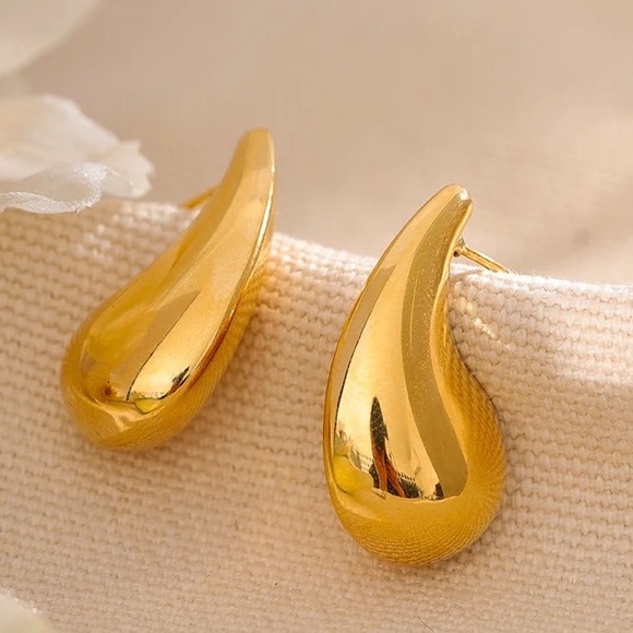 ◾️18k Gold Plated Stereoscopic Tear Drop Stud Earrings - Picture 2 of 7